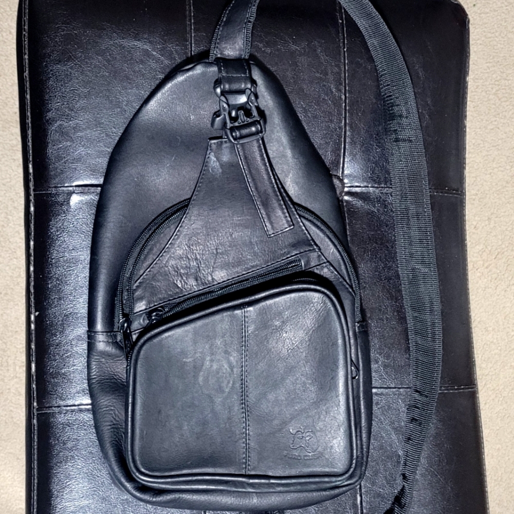 Puro Cuero geniune leather black crossbody  bag,pre-loved